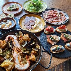 様々な魚介から取った出汁で生米から炊く、濃厚なパエリア!