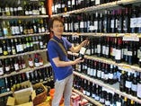バルセロナの酒屋さんでワインを探すチーフソムリエ吉田　