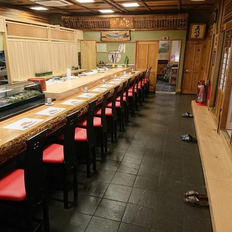 カウンター席がずらりと並ぶ浜寿し 打越店の内観