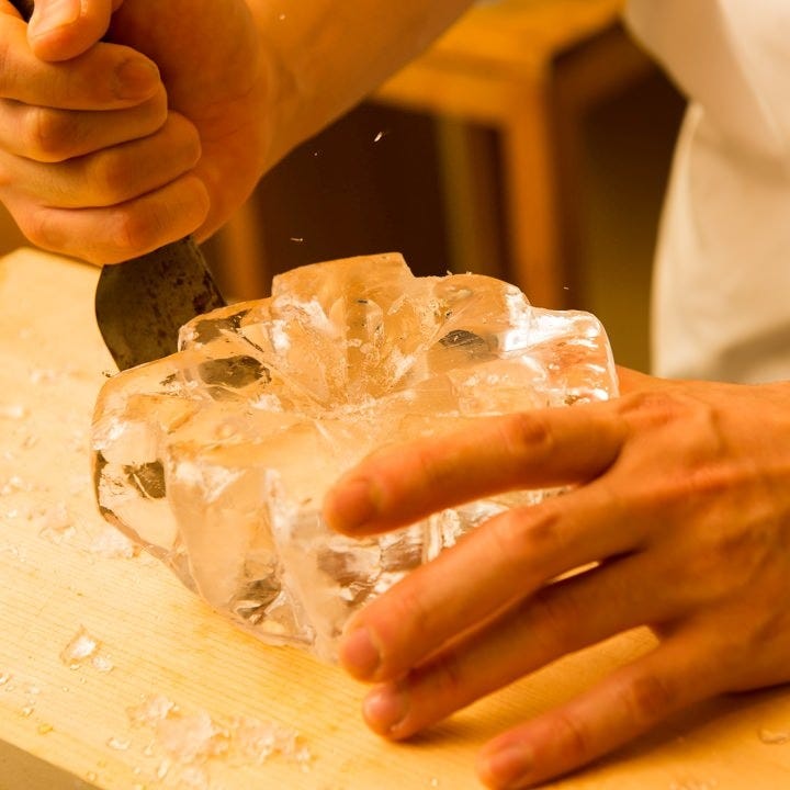 県内でも珍しい氷細工で一皿を彩る