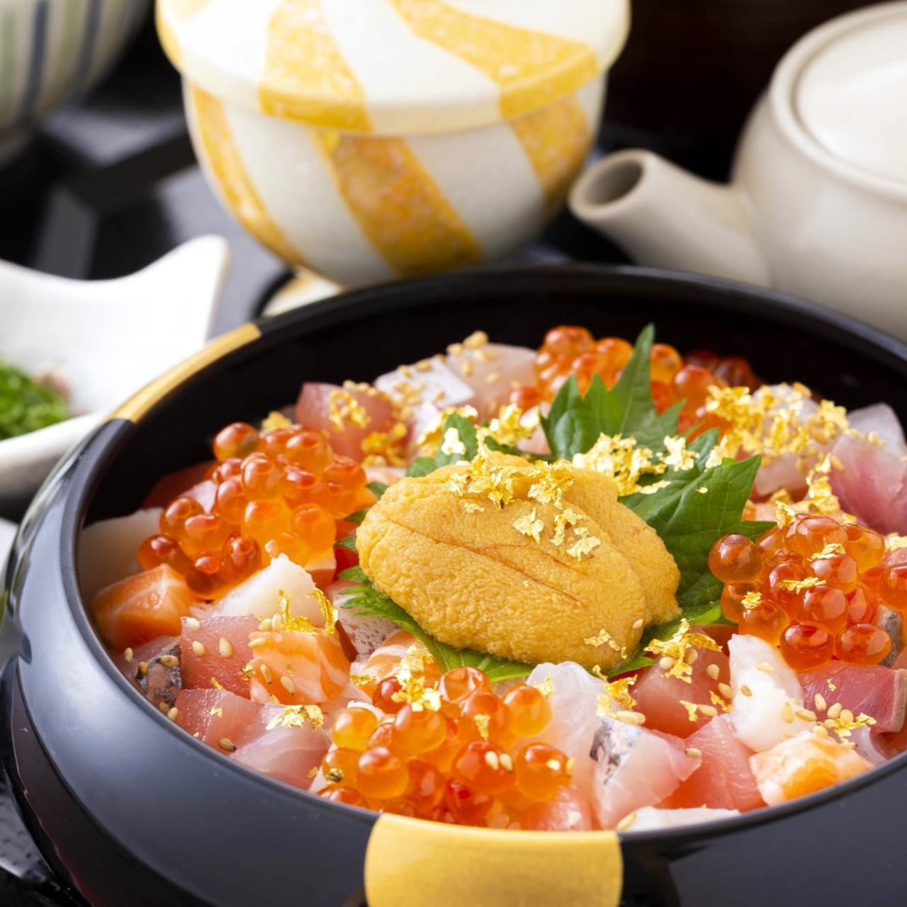 黒い丼に近江町市場の金沢近江町市場 旬彩和食 口福の「海鮮ひつまぶし」が盛られている