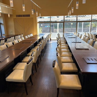 キリンビール横浜工場「ビアポート」_ジンギスカンやBBQを楽しむのにぴったりの焼き台があるテーブル席