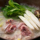 坂本龍馬が愛したと云われる「軍鶏鍋」を、当店自慢の大和軍鶏で再現。