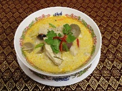 ゲウチャイ 新宿店_トム カー ガイ
鶏肉のスパイシーココナッツミルクスープ