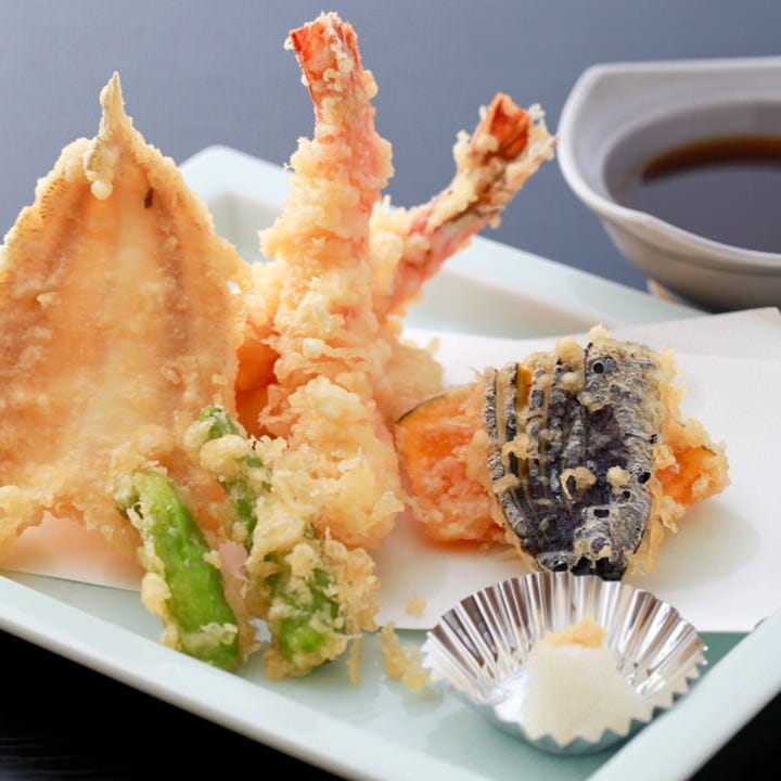 旬のお魚やお野菜、人気の海老をカラリと揚げた天ぷら盛り合わせ