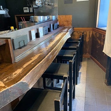 粗末イイコトスル団 魚串_お一人様でも気兼ねなく過ごせるアットホームな雰囲気 カウンター席