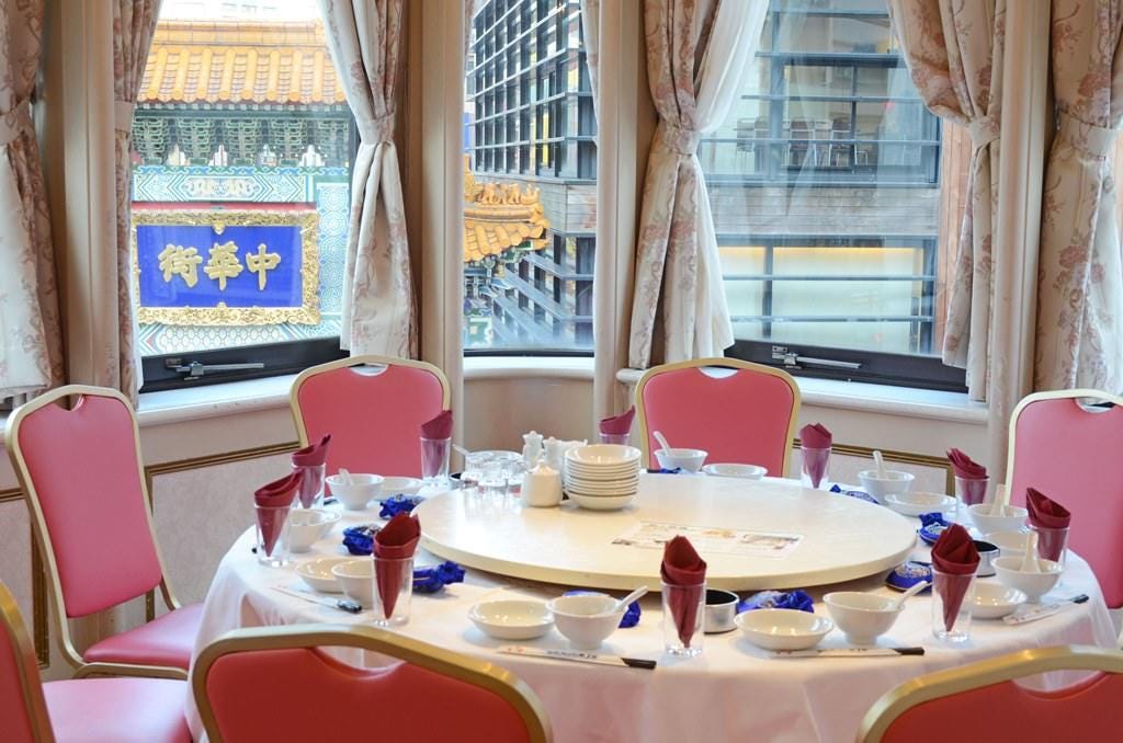 ガラス張りの窓からは中華街が見渡せる「四五六菜館（しごろくさいかん） 別館」内観