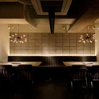 代官山焼肉 kintan_ブラインドで仕切りをつくって、6名様のお部屋を2つご用意できます