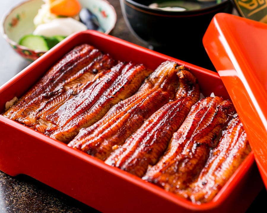 赤いお重にもられたうな重 桜