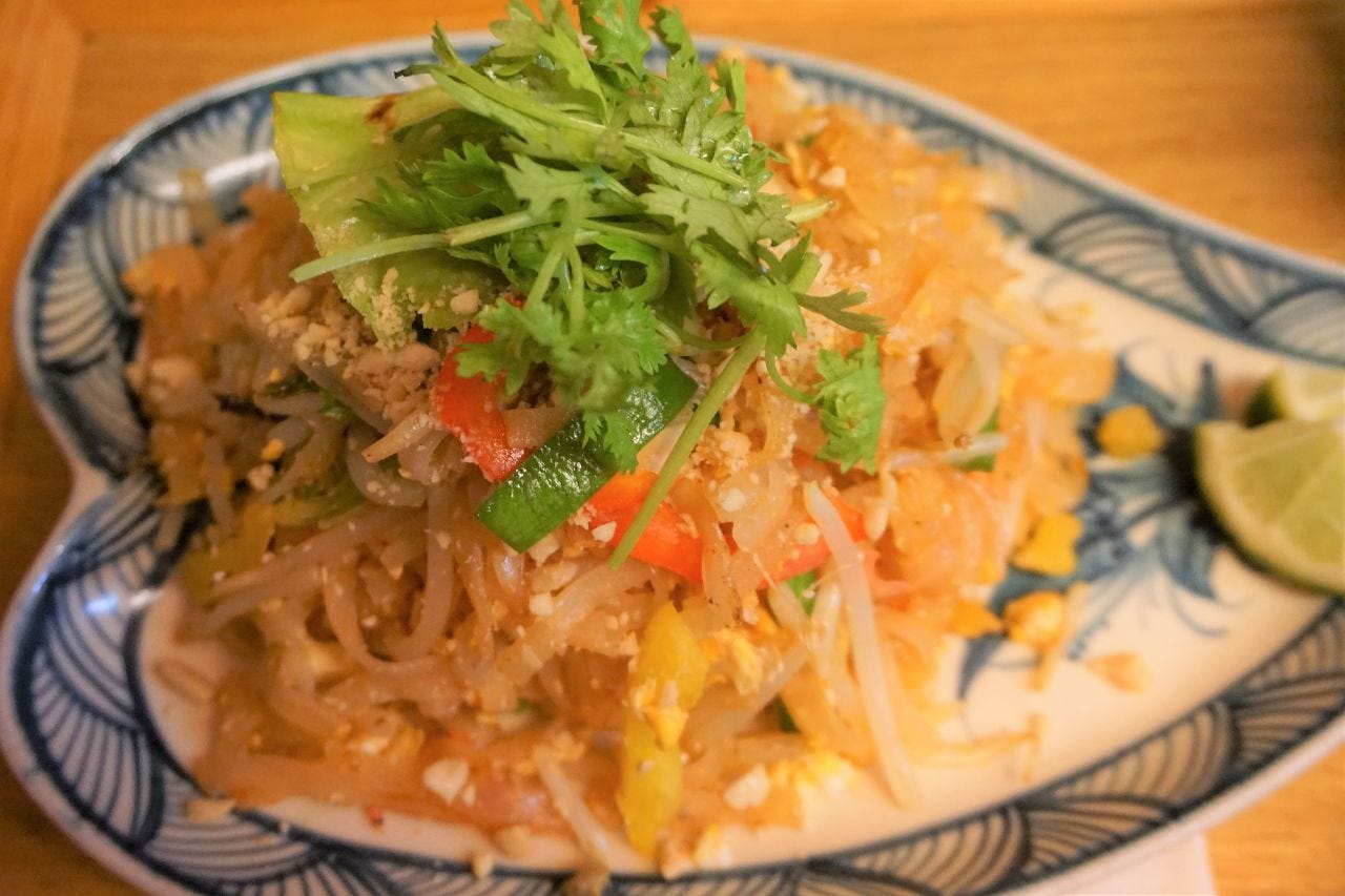 パクチーの乗ったソンべカフェのパッタイ