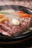 お肉は、熱した鉄板にて御提供させていただいております。
