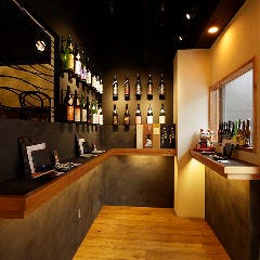 仕事帰りにサクッと飲める立ち飲みスペースも！お気軽にどうぞ！