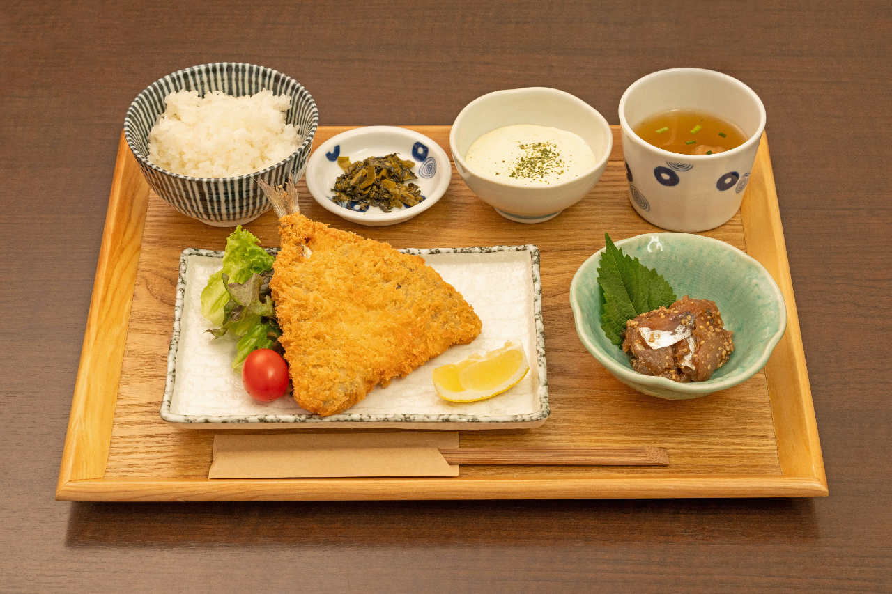 ひとつのトレイにアジフライと漬け、ライスとスープなど並ぶ長崎直送アジ尽くし定食 自家製タルタルソース付き