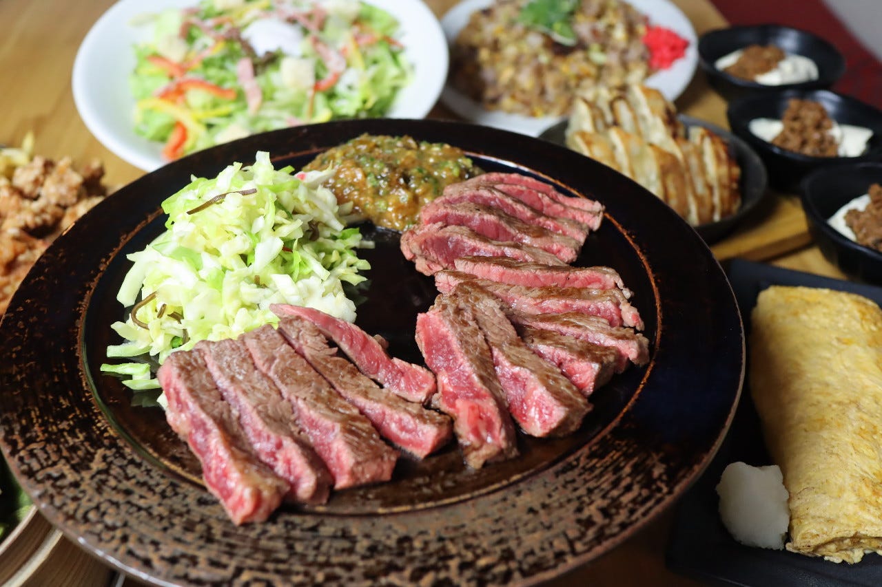 黒毛和牛赤身肉ステーキは鉄板と石窯でしっとり、ふっくらと。
