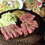 黒毛和牛赤身肉ステーキは鉄板と石窯でしっとり、ふっくらと。