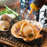 【名物！浜焼き】
大粒の帆立や旨味溢れる牡蠣は必食です