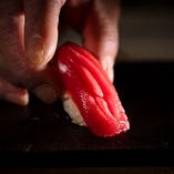 歴35年の大将・箕輪勝美が織りなす熟練の技。本物の江戸前鮨をシンプルかつ手頃なお値段で。