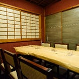 琉球畳が特徴的な和の情緒を感じられる個室で、贅沢なひと時を。