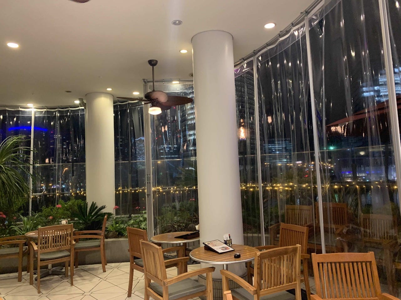 温もりあるテーブルとイスが並んだ内観