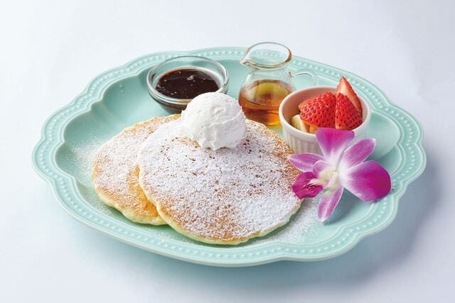 エメラルド色のプレートにパンケーキがのったお子様ランチ