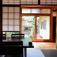 和情緒溢れるしっとりとした完全個室もご用意。日本庭園が望めるお部屋もございます