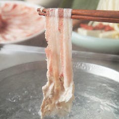 白い花が湯の中で“ちりりっ”と開く、美しい「つゆしゃぶ」