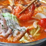 芳醇で新鮮なトマトをふんだんに使い、スパイスも多彩に入った魚介系の特製スープでたっぷりと煮込んだトマト鍋は自慢の一品♪