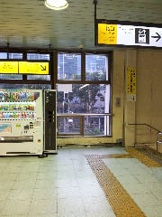 武蔵小杉駅改札を出ていただいて右手にある北口の階段を下りて下さい。
