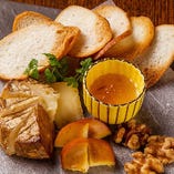 カマンベールチーズの藁焼き　ミレービスケット