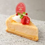 当店で定番人気のプチガトー「ベイクドチーズケーキ」【栃木県】