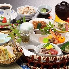 当店おすすめ「花かご御膳」 お昼のひとときを贅沢に彩る