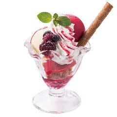 フォルクス 港北ニュータウン店_フランボワーズとベリーのパフェ