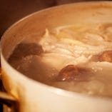 自慢のお鍋は鶏の旨みをじっくり煮込んで抽出した鶏スープをベースに使用！
