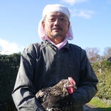権兵衛の鶏は養鶏場から直接毎日仕入れているので、鮮度も抜群！焼き鳥で使用している丹波黒どりは、一般的な鶏肉に比べて飼育期間が長い為、しっかりとした旨味とコクがあるのが特徴です。