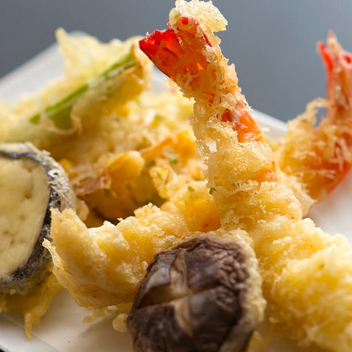お酒に合う料理も豊富にご用意
揚げたての天ぷらも人気