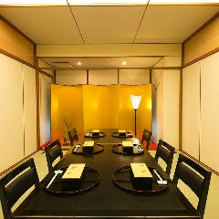 晴れの日にはお部屋に金屏風など、華やかなしつらえを。それぞれのお席にふさわしい空間作りもお任せください。