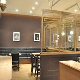 外の景色が見えるお席もございます。