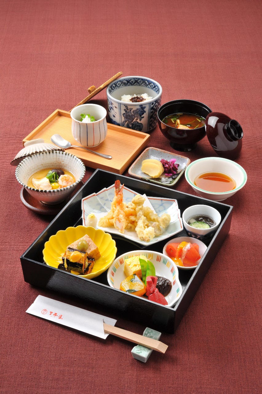 天ぷらや茶わん蒸しなど９種類の和膳『九華御膳』くわなごぜん