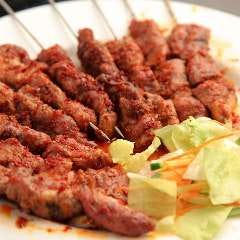 激辛スープに肉や海鮮・野菜の串をつけて食べる四川名物の串串香