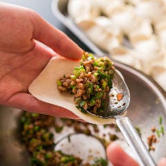 一つ一つ丁寧に手包みする自慢の餃子は肉汁たっぷり皮はもちもち
