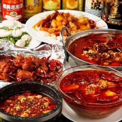 スープベースの料理が並ぶ洛陽水席料理は4,200円（税込）から