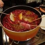 激辛スープにつけて食べる四川名物串串香