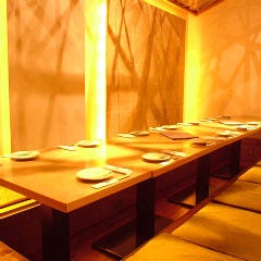 古民家の趣溢れる梁が目を引く店内。個室も多彩で充実。