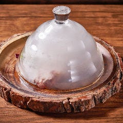 瞬間燻製機を使って短時間で燻製料理を作ることもできます◎