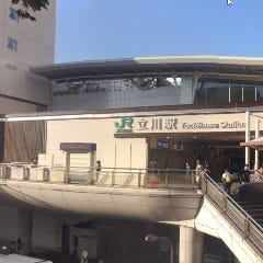 JR立川駅の南口を出て頂きます。