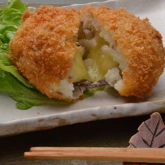 癒．酒．屋 わおん 仙台駅前店_手作りコンビーフのチーズ入りコロッケ