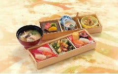 お寿司のネタで選べる華小箱　松・竹・梅とご用意してあります