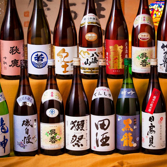 「ざこば」で提供されるお酒が並んでいる様子