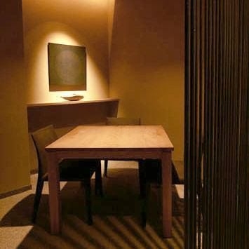 間接照明で高級感あふれる、プライベートな個室空間