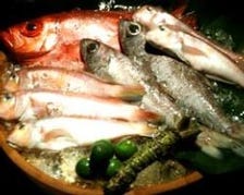 市場で仕入れる新鮮魚介と多彩な料理